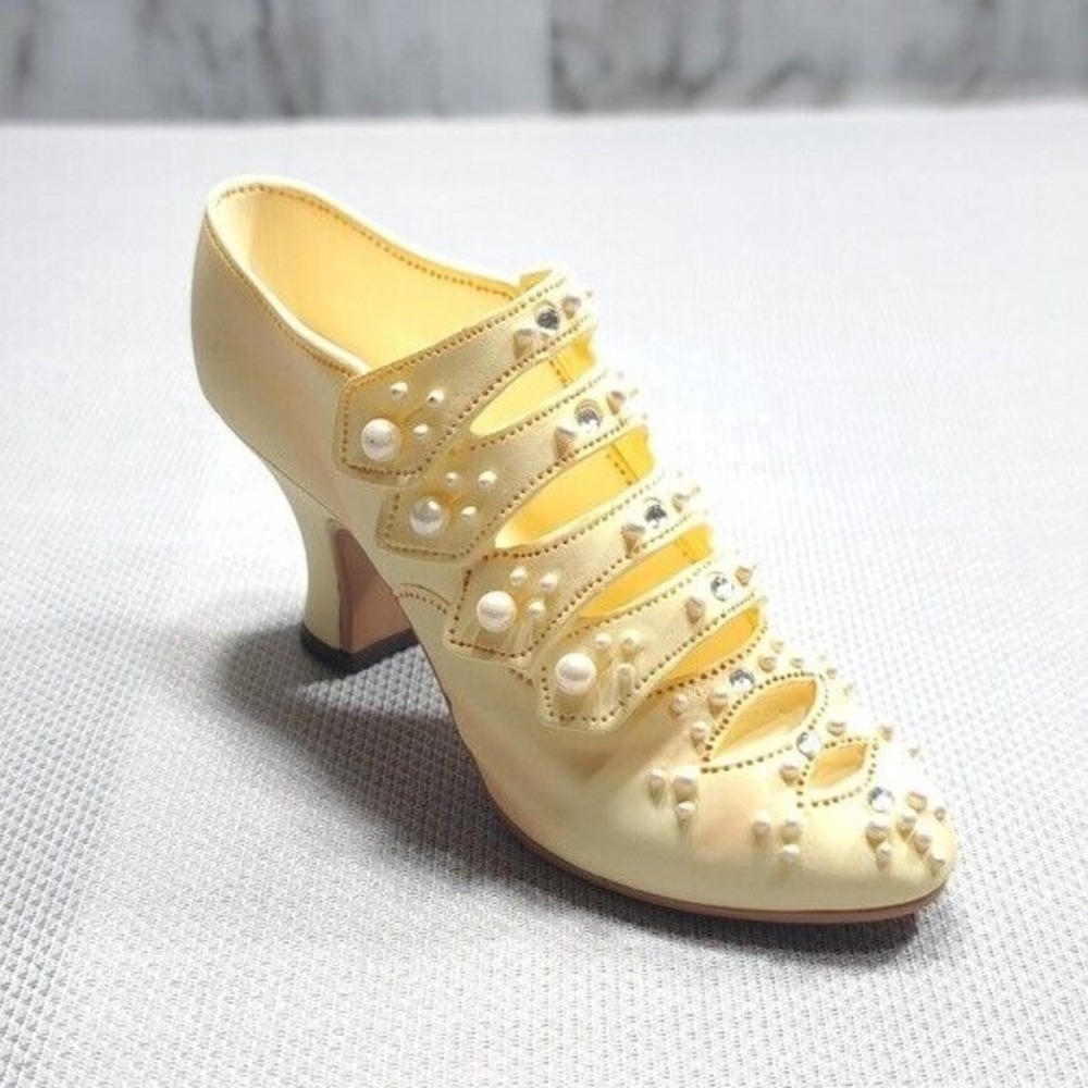 Just the Right Shoe By Raine Edwardian Grace Mini Ceramic Ivory Figurine